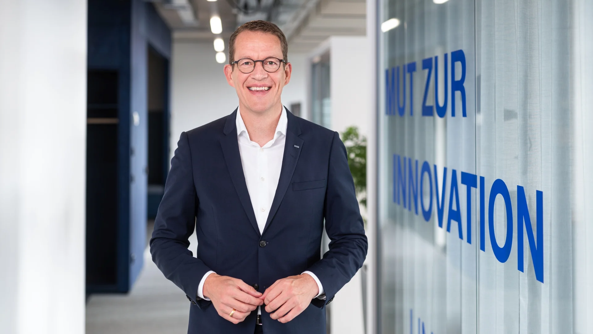 Burkhard Eling 1920x1080_Innovation Burkhard Eling, DACHSER CEO steht in den neuen Gebäuden des Head Offices in Kempten