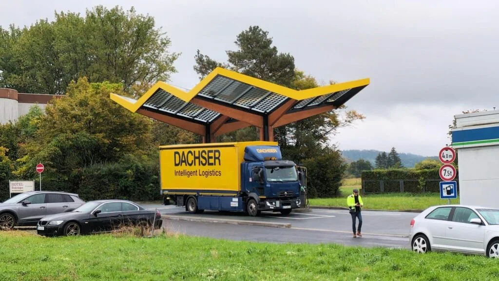 Der E-Lkw an der Ladestation.