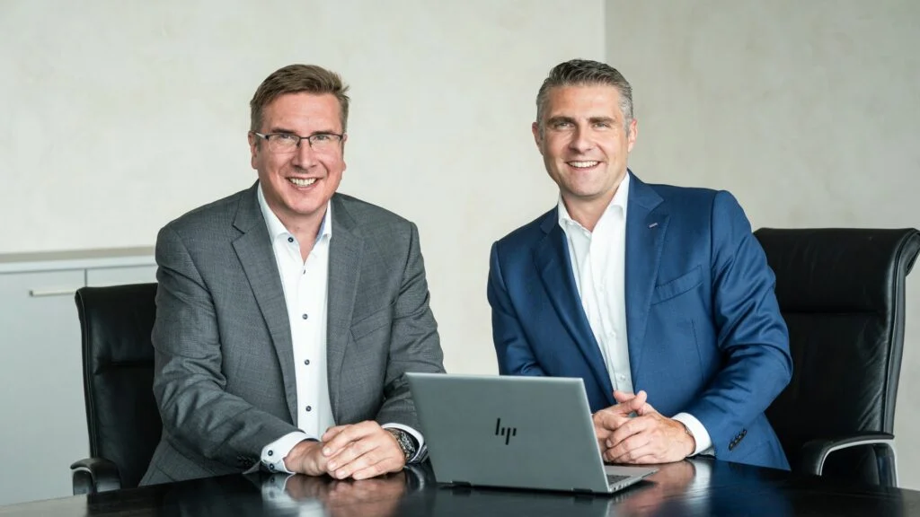 Gute Zusammenarbeit: Alexander Heinrich von TKE mit Andreas Saleske von Dachser (v.l.)