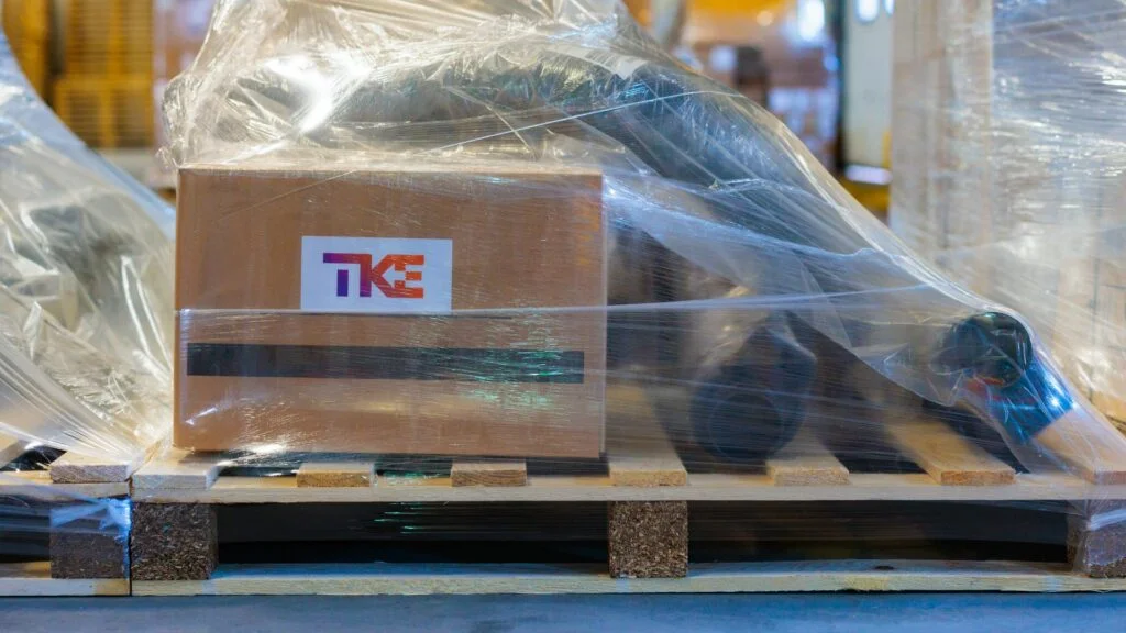 In Waddinxveen werden die Teile für die Treppenlifte bedarfsgerecht gepackt.
