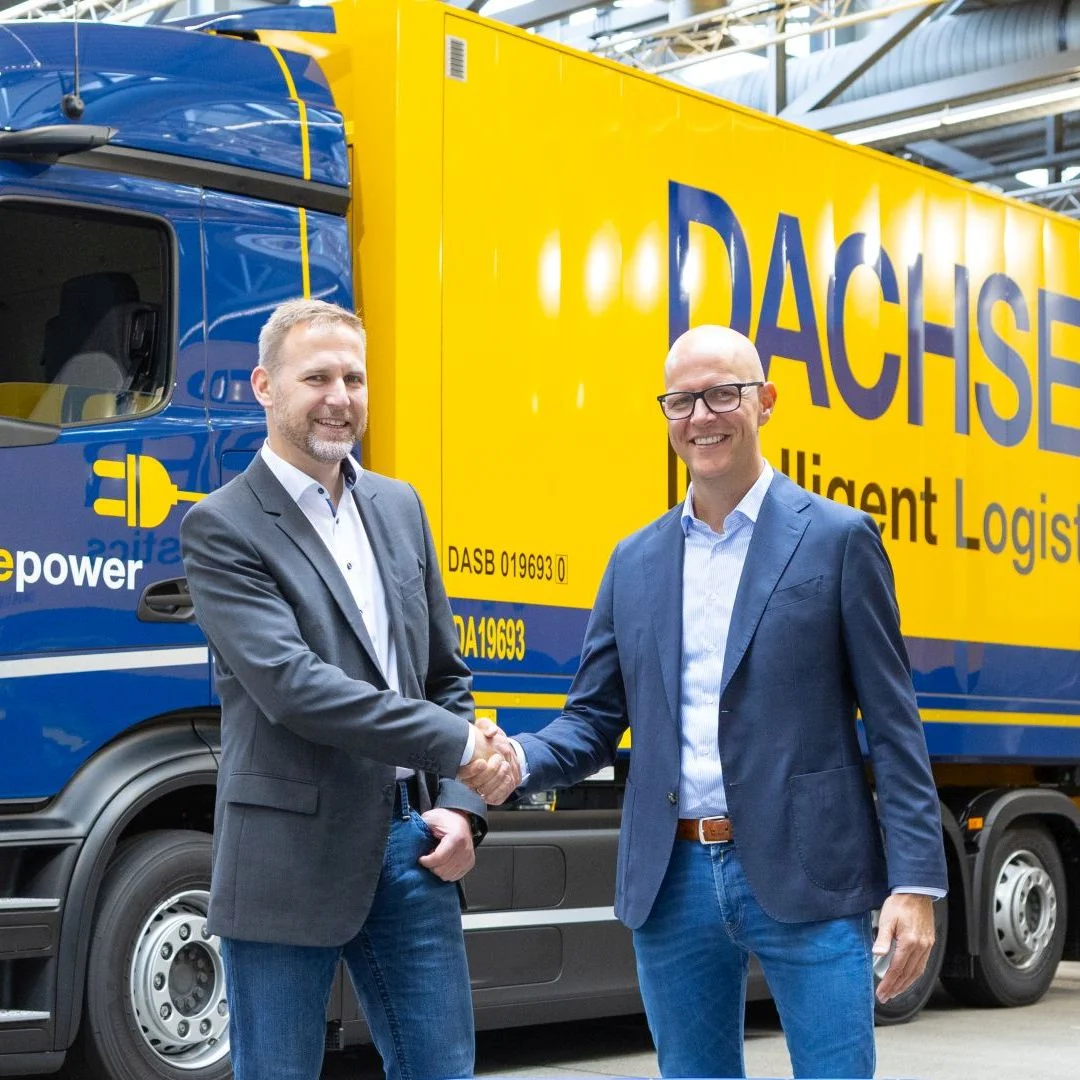 Übergabe von E-Lkw eActros 600 an DACHSER