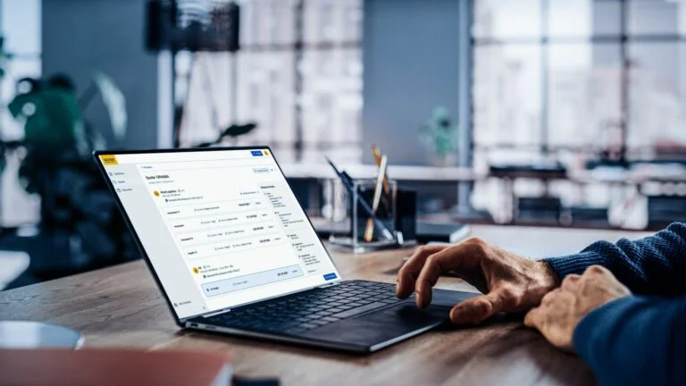 DACHSER platform Laptop Ein Laptop, auf dessen Screen die DACHSER platform zu sehen ist.