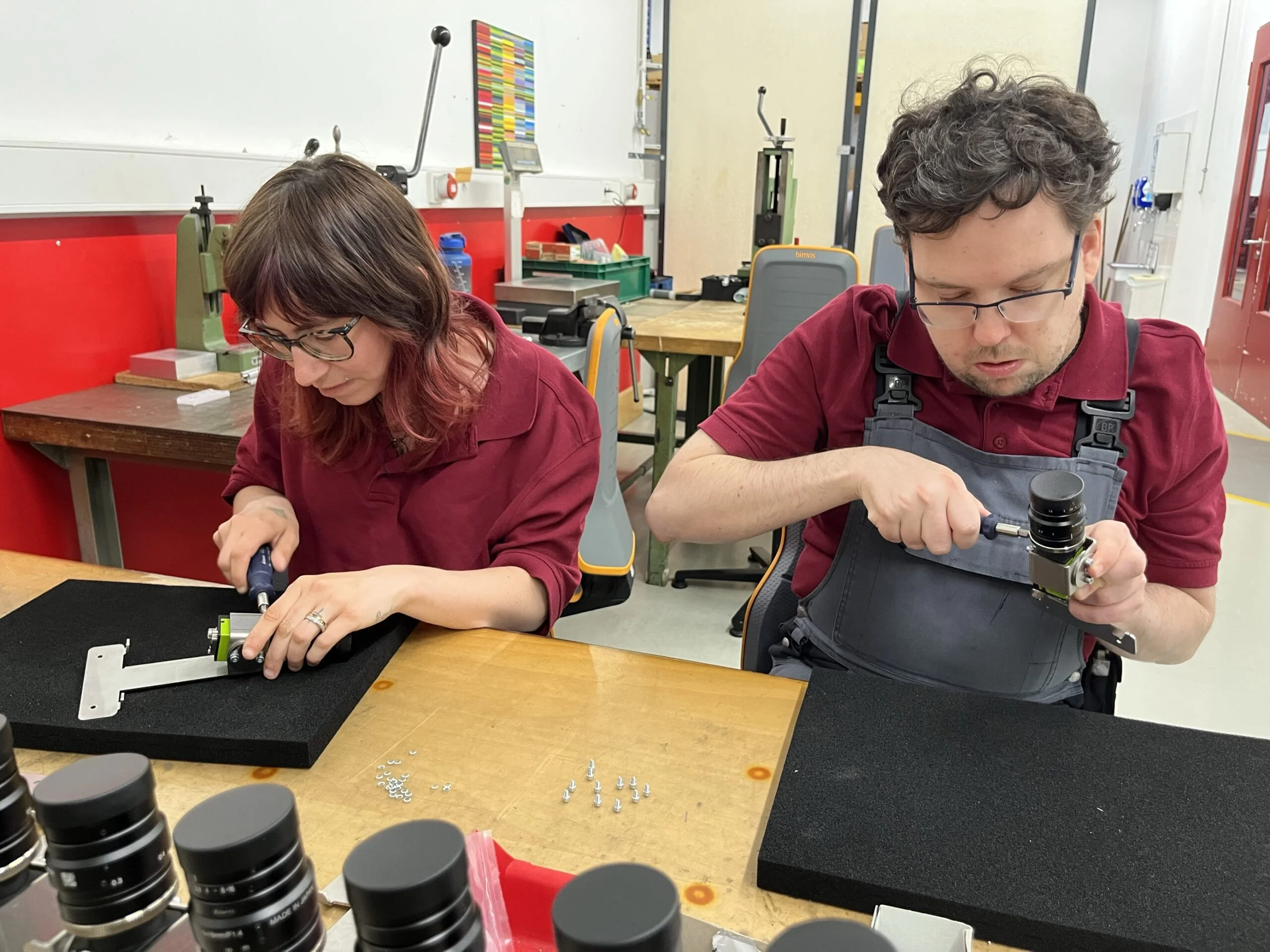 Zwei Mitarbeitende der Allgäuer Werkstätten bei der Arbeit