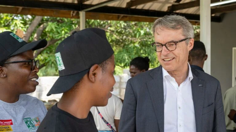 2023-11-03 Livingston tdh, Evironent Africa, Eröffnung Hub, Kasangola-114_B_Simon_Dachser Bernhard Simon im Gespräch mit jungen Menschen beim Besuch in Sambia im Rahmen der Zusammenarbeit mit Terre des Hommes.