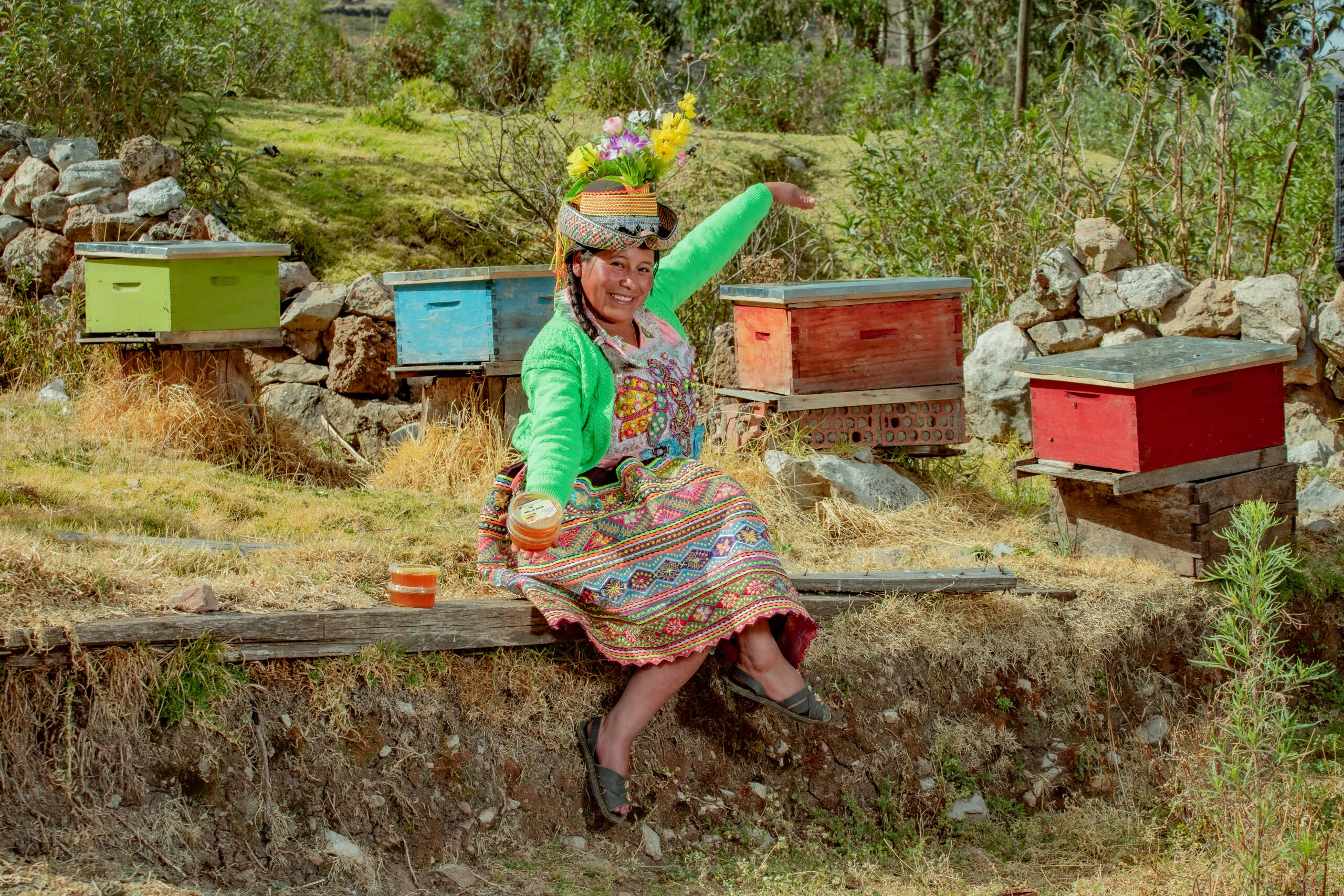 Imkerin aus Projekt von Terre des Hommes und DACHSER