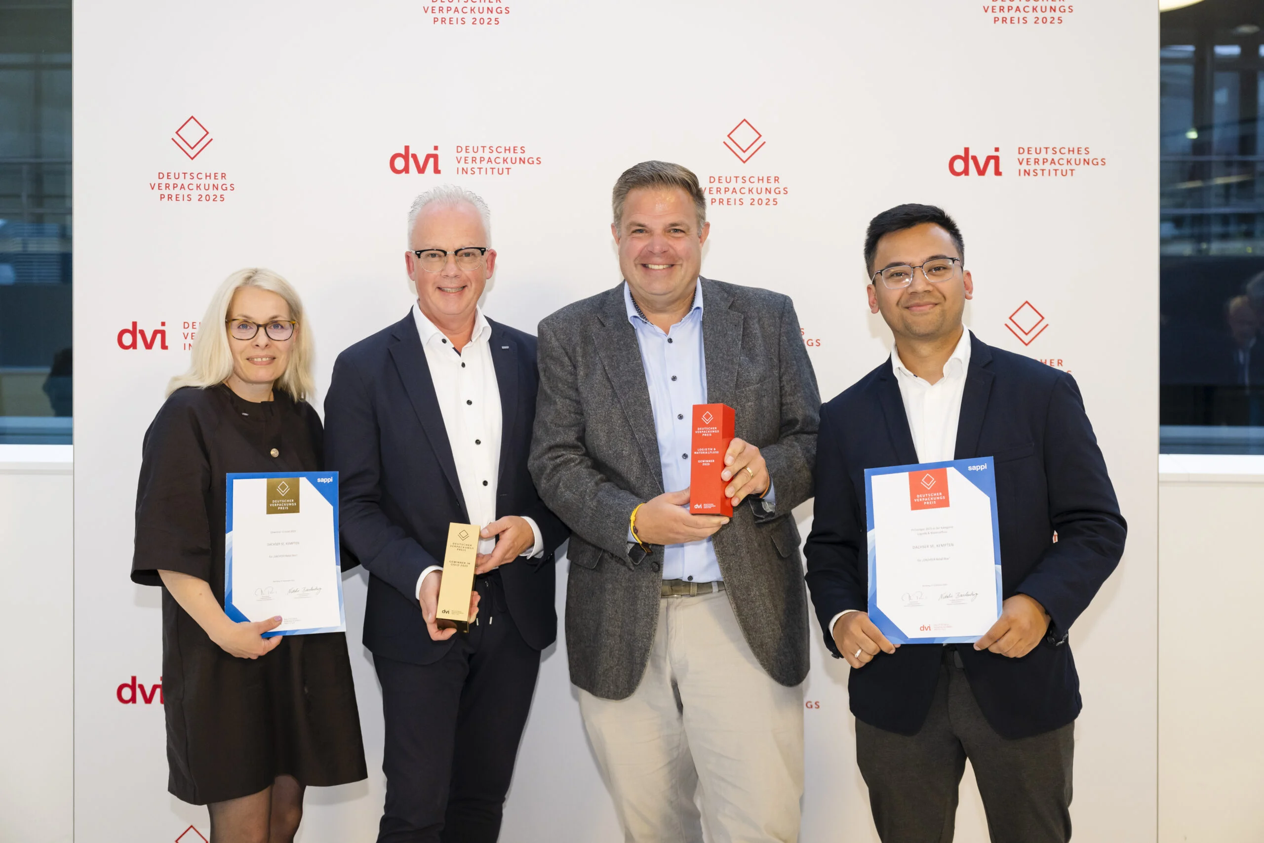 Uwe Riechel, Department Head DACHSER Fashion Logistics mit seinem Team bei der Verleihung des Gold Awards für die Retail Box