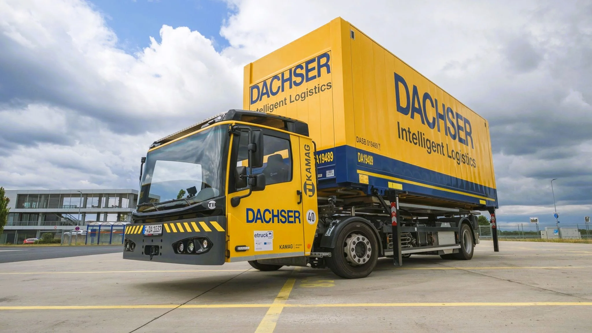 _DSF6198_2048_1152 Ein elektrisch angetriebenes Wechselbrückenfahrzeug, auch Hochumsetzer genannt, steht auf dem Betriebshof der Niederlassung Erlensee, beladen mit einer Wechselbrücke mit DACHSER Aufschrift.