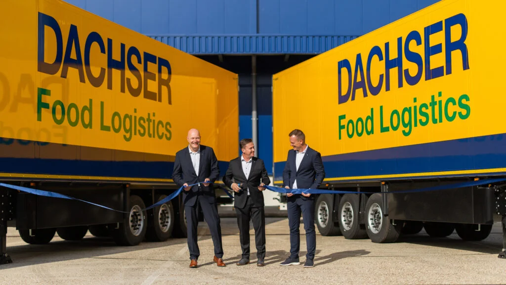 Stefan Behrendt, Managing Director Food Logistics, schneidet zusammen mit dem lokalen Management das Band vor der neuen Ausbaustufe des Logistikzentrums Rotterdam durch.