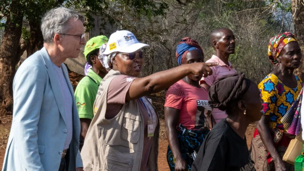 Bernhard Simon, Chairman of the Supervisory Board, lässt sich in einem Dorf in Mosambik ein Hilfsprojekt erläutert, das gemeinsam mit Terre des Hommes unterstützt wird.