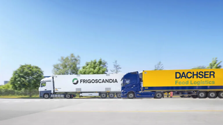 Lkw von Dachser und Lkw von Frigoscandia stehen nebeneinander auf einem Hof