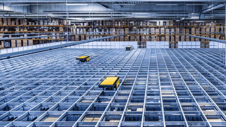 Blick auf den AutoStore im DACHSER Logistikzentrum Karlsruhe