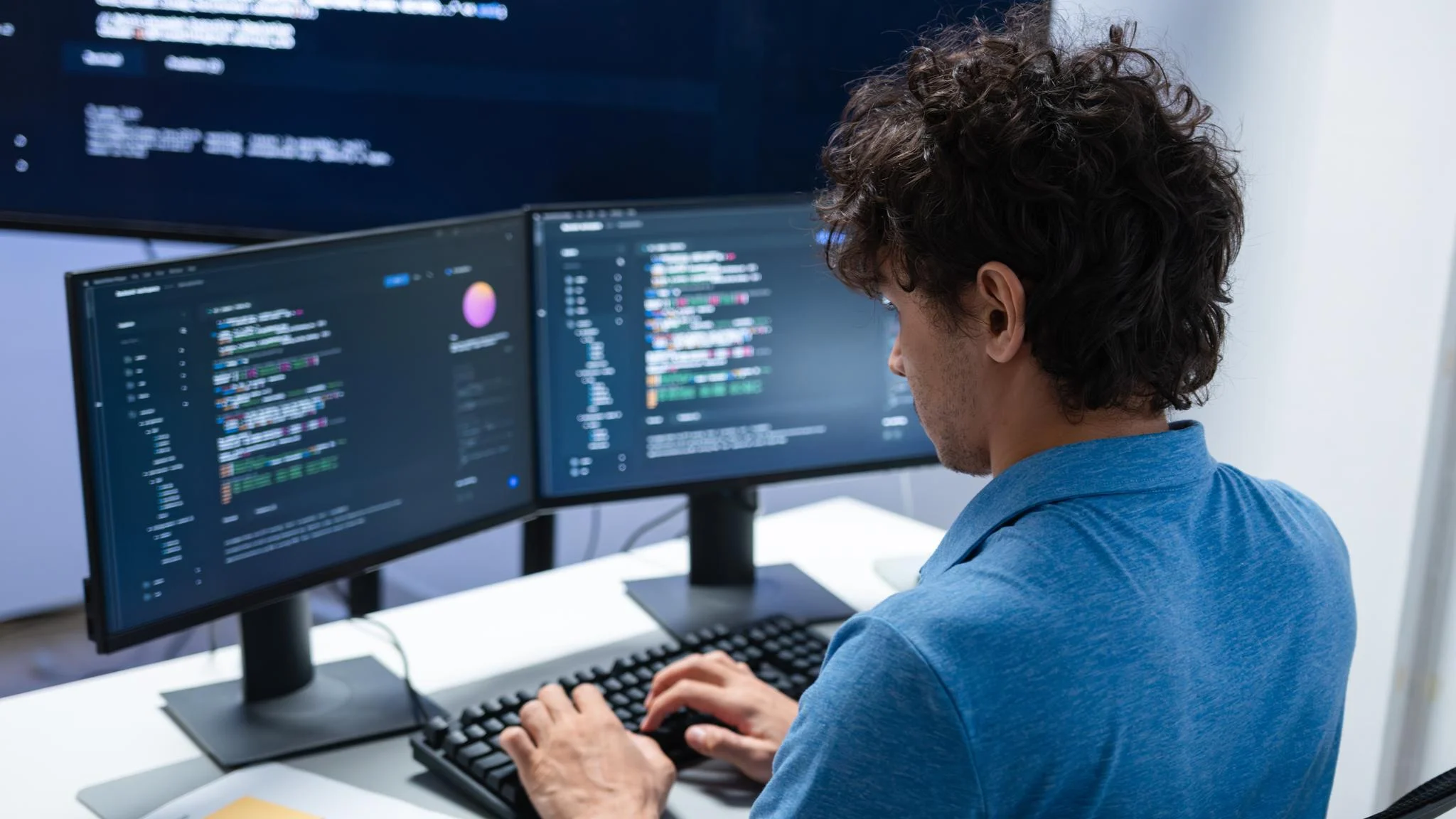 DGI_039303_2048_1152 (1) Programmierer sitzt vor PC