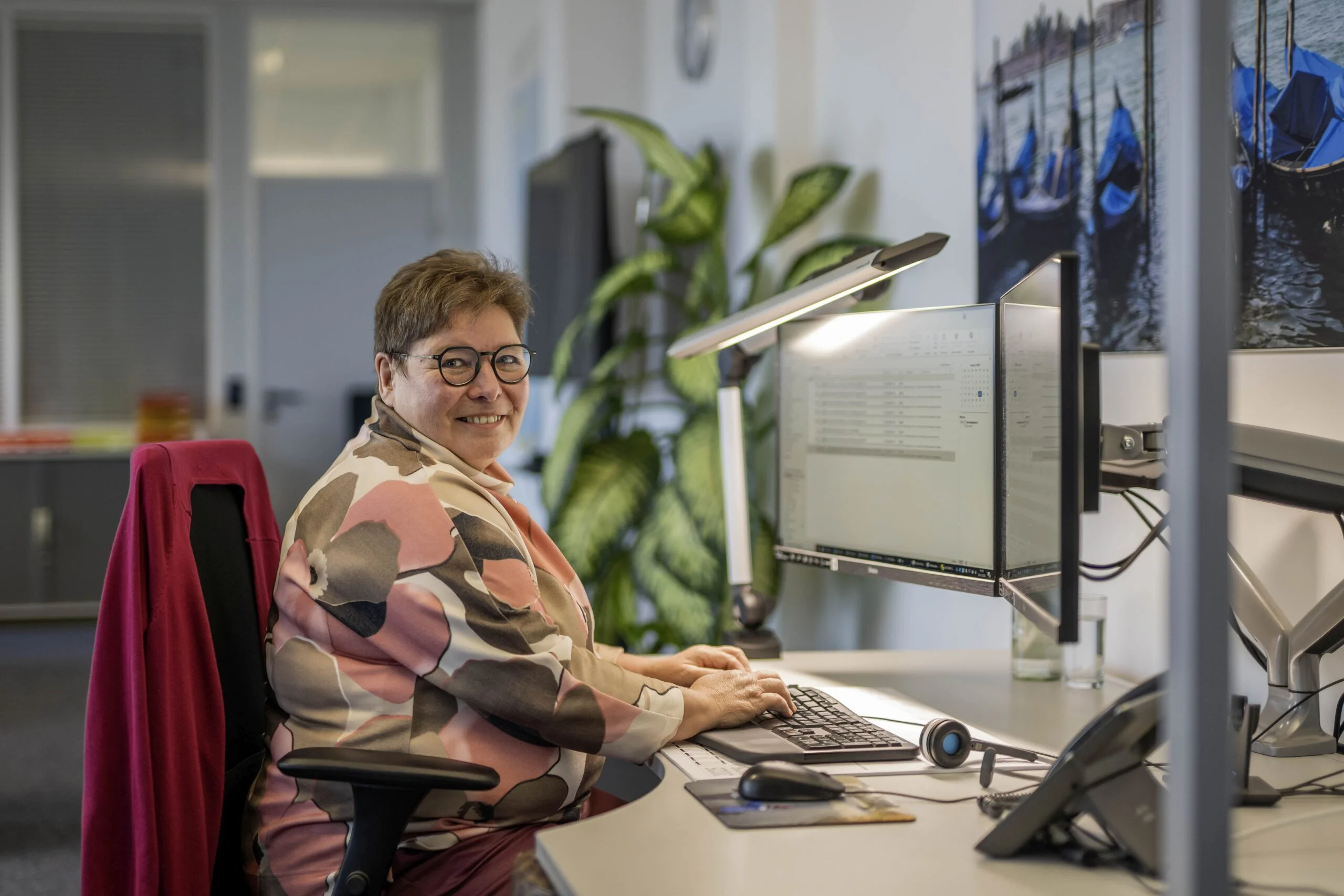 Luzia Niestroj Lzia Nistroj an ihrem Arbeitsplatz bei DACHSER in Steißlingen, der an ihre Bedürfnisse angepasst ist