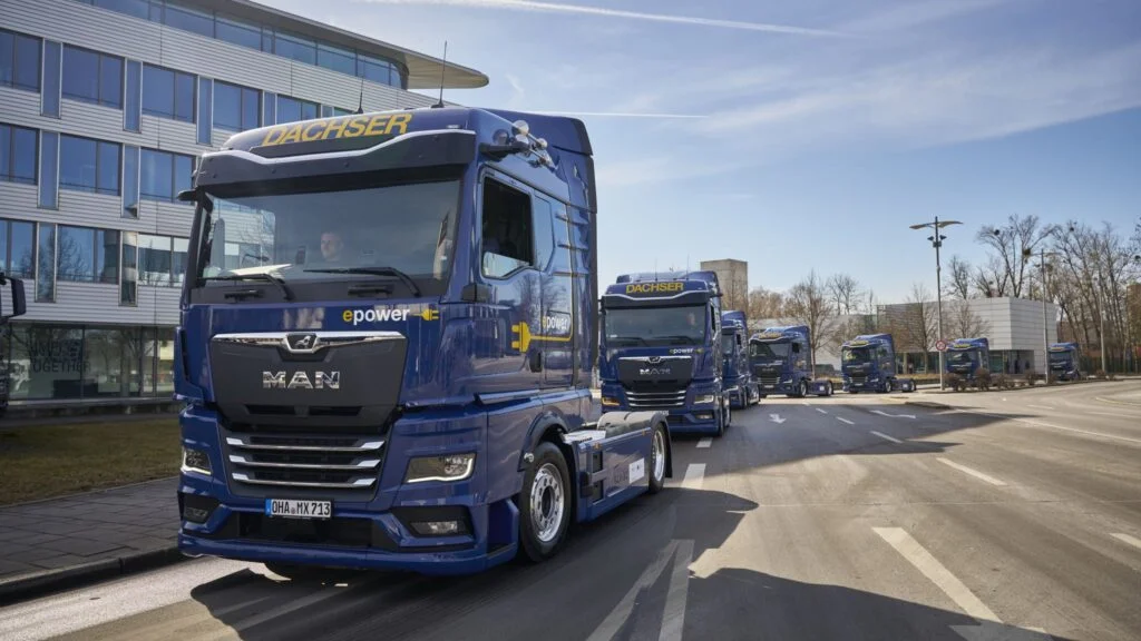 Der MAN E-Lkw vom Typ MAN eTGX mit DACHSER Logo
