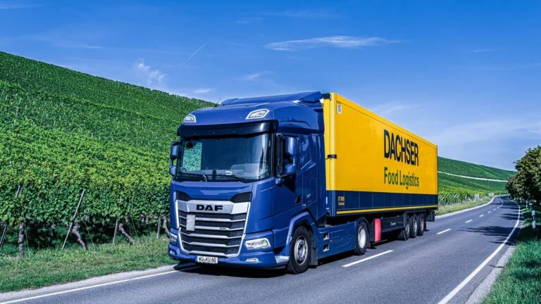 Ein DACHSER Food Logistics Lkw fährt durch ein Weinanbaugebiet in Deutschland