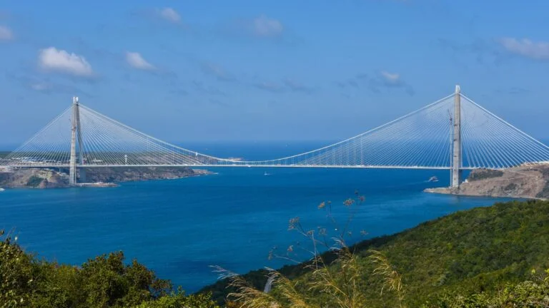 Aufnahme aus der Ferne auf Yavuz-Sultan-Selim-Brücke in Istanbul in der Türkei
