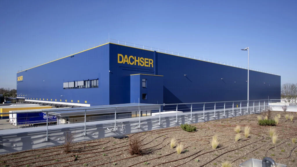 Begrünung auf Dach eines Warehouses in Unna mit einem anderen Warehouse im Hintergrund