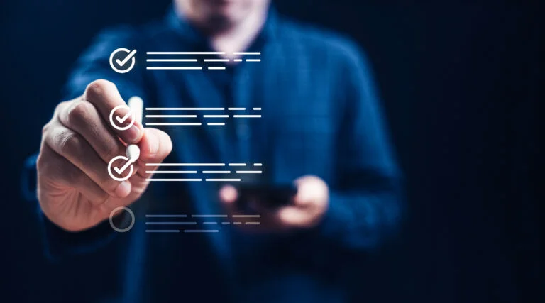 Person markiert digitale Checklistenpunkte auf einer virtuellen Aufgabenliste; mehrere Einträge sind bereits mit Häkchen versehen.