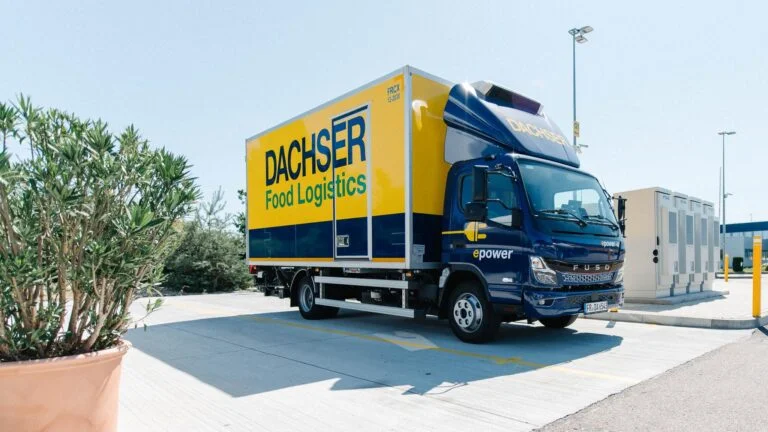 E-Lkw steht bei Dachser Freiburg neben Ladestationen