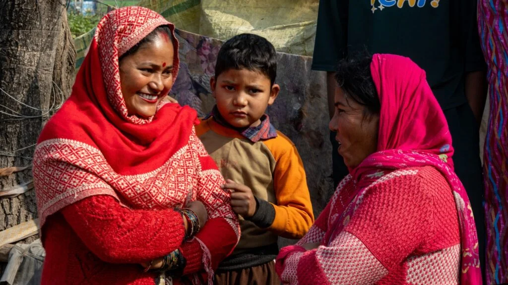 2026-01-10 terre des hommes, tdh Uttarakhant-55 Zwei Frauen und ein Kind im ländlichen Indien - die Aufnahme entstand im Rahmen eines Projekts von Terre des Hommes