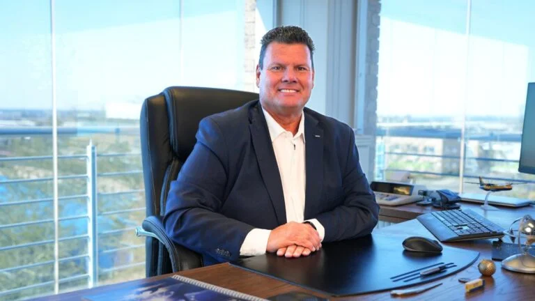D Duve edit Detlev Duve, Managing Director Air & Sea Logistics South Africa bei DACHSER, an seinem Schreibtisch.